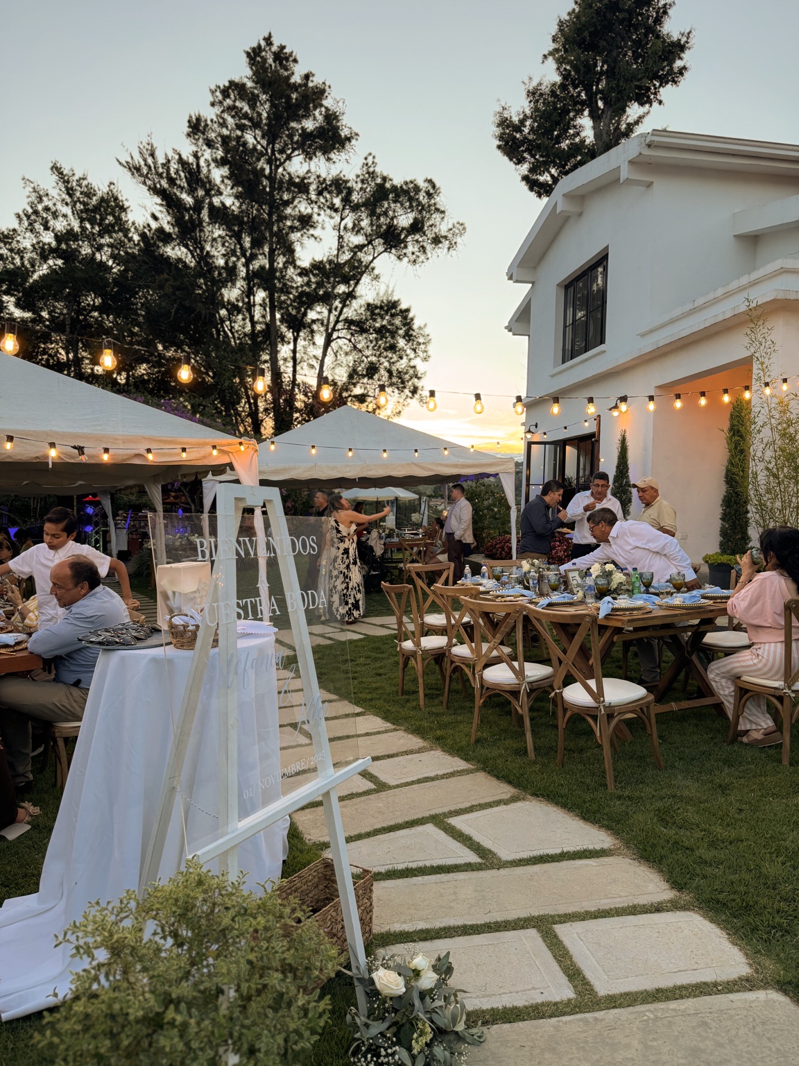 Boda en el jardín de La Casa del Molino al atardecer