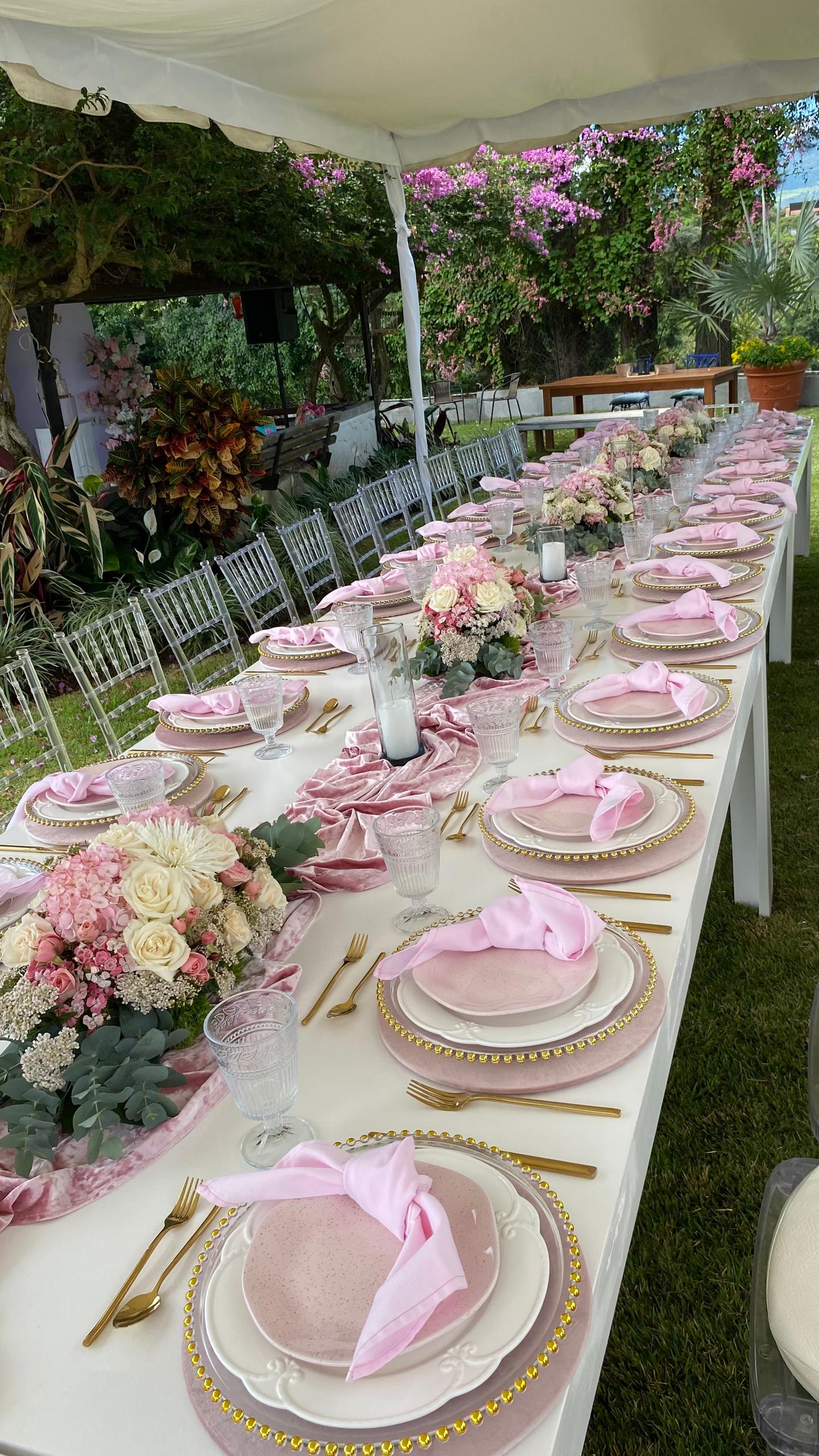 Mesa preparada para una celebración en el jardín de La Casa del Molino