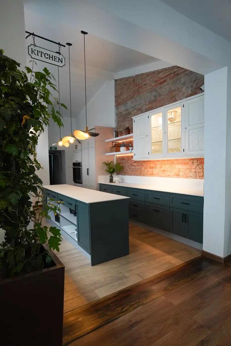 Cocina de la posada con detalles cálidos y luz natural