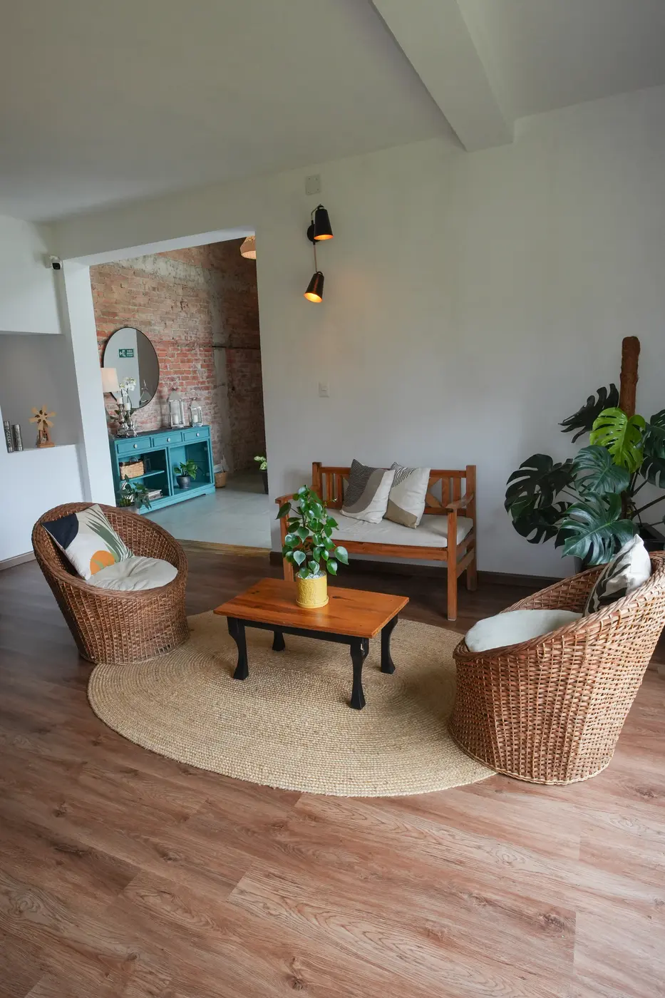 Área de estar con muebles de madera y mimbre