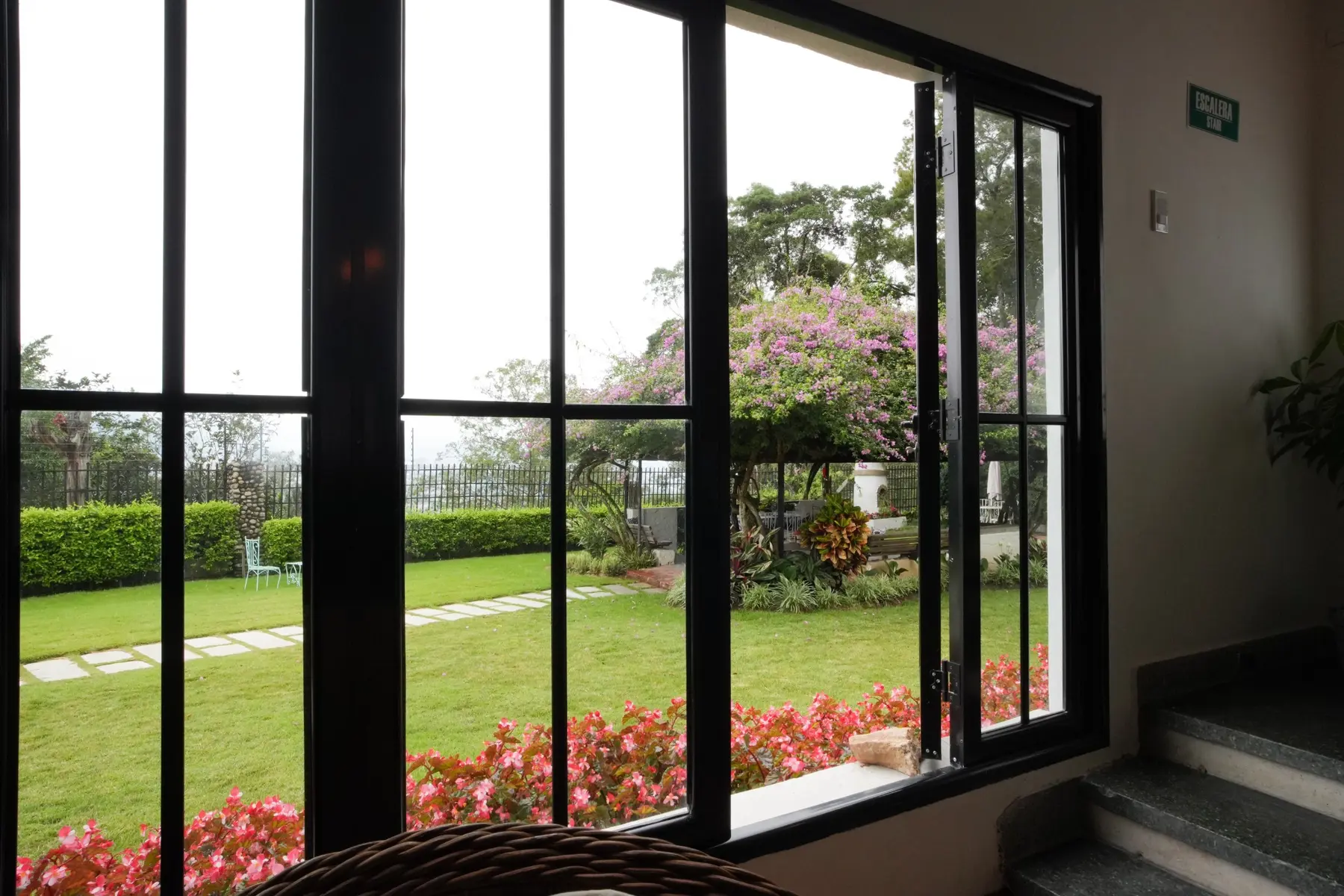 Vista del jardín y la buganvilla desde los ventanales de la posada