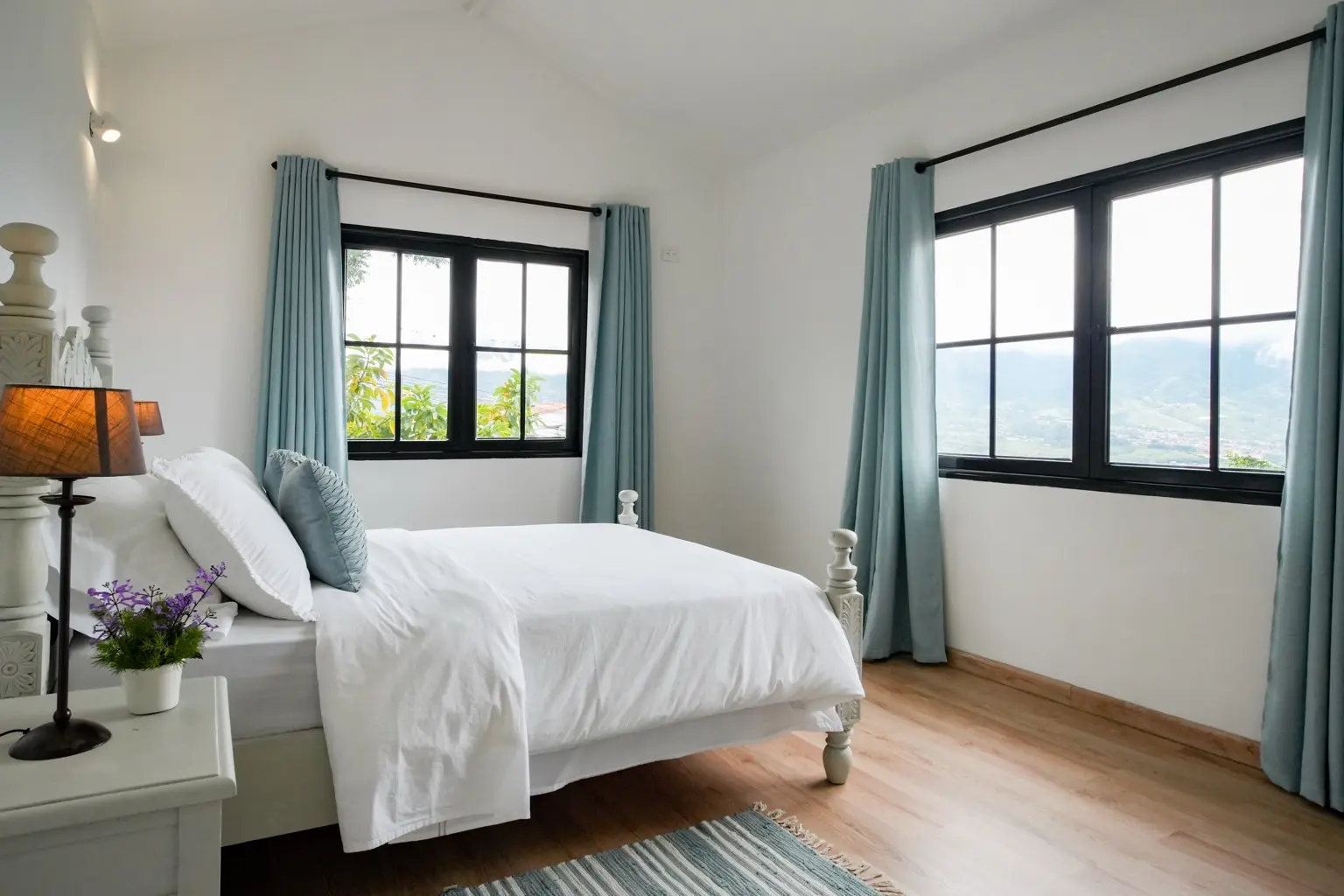Segundo ángulo de la habitación Achillea con vista a la montaña