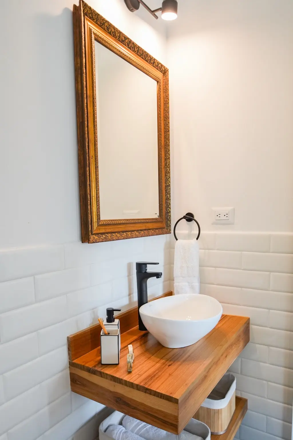 Lavamanos y espejo del baño privado de la habitación Eucalipto