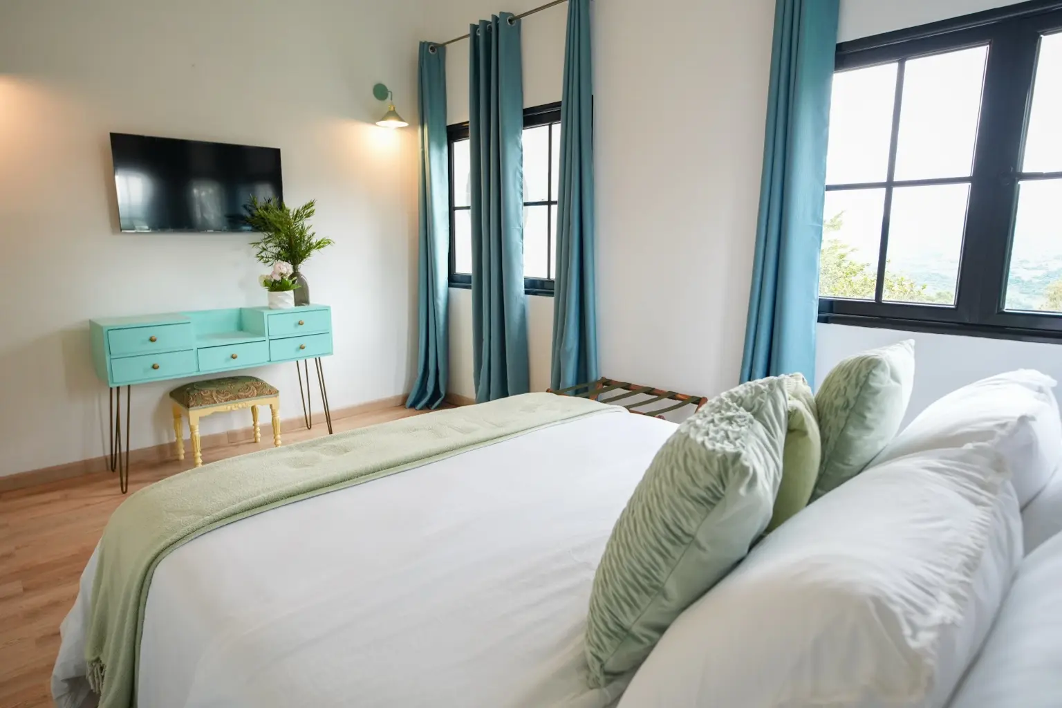 Segundo ángulo de la cama queen de la habitación Lavanda